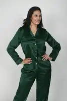 Pijama en seda Ref. Ref. Unicolor Verde con Borde Negro y Blanco