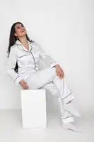 Pijama en Seda para Dama – Ref. Unicolor Blanco con Borde Negro