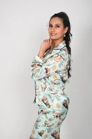 Pijama en Seda para Dama – Ositos Perezosos (Fondo Verde)