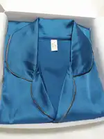 Pijama Clásica en Seda para Caballero – Ref. Azul Petróleo con Borde Negro