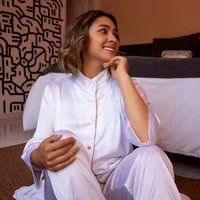 Pijama Formal en Seda para Dama – Ref. Blanco con Borde Dorado