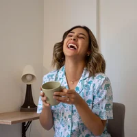 Pijama en Seda Corrugada  para Dama – Ref. Fauna Fondo Blanco