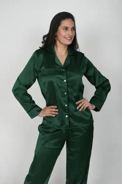 Pijama en seda Ref. Ref. Unicolor Verde con Borde Negro y Blanco