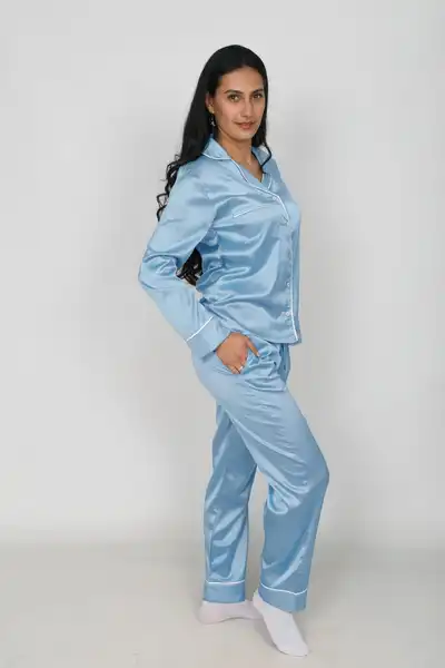 Pijama en Seda para Dama – Ref. Azul Celeste Claro con Borde Blanco