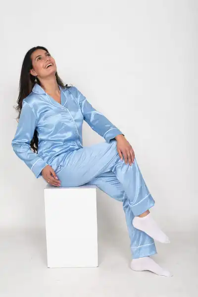 Pijama en Seda para Dama – Ref. Azul Celeste Claro con Borde Blanco