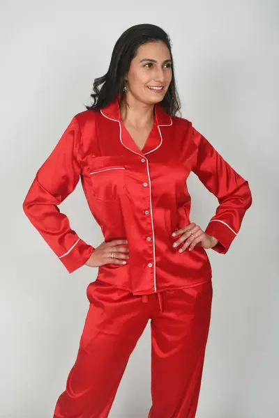 Pijama en Seda para Dama – Ref. Unicolor Rojo con Borde Blanco