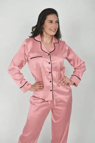 Pijama en Seda para Dama – Ref. Unicolor Palo de Rosa con Borde Negro