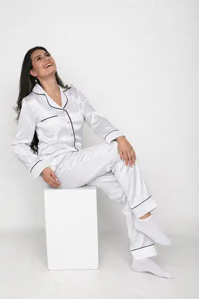 Pijama en Seda para Dama – Ref. Unicolor Blanco con Borde Negro