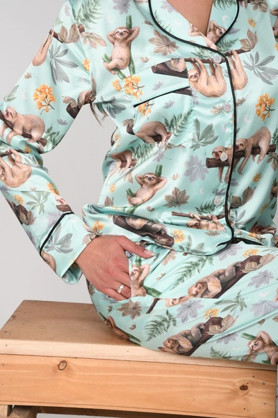 Pijama en Seda para Dama – Ositos Perezosos (Fondo Verde)