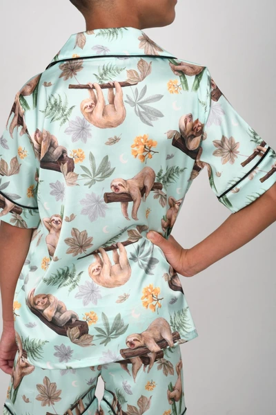 Pijama en Seda para Niño – Osito Perezoso (Fondo Verde)