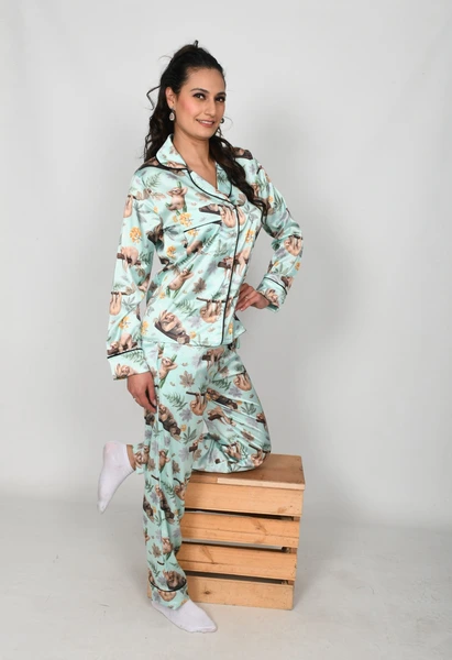 Pijama en Seda para Dama – Ositos Perezosos (Fondo Verde)