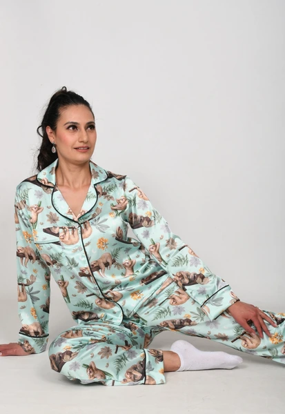 Pijama en Seda para Dama – Ositos Perezosos (Fondo Verde)