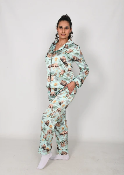 Pijama en Seda para Dama – Ositos Perezosos (Fondo Verde)