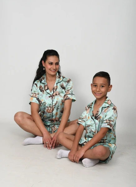 Pijama en Seda para Dama – Ositos Perezosos (Fondo Verde)