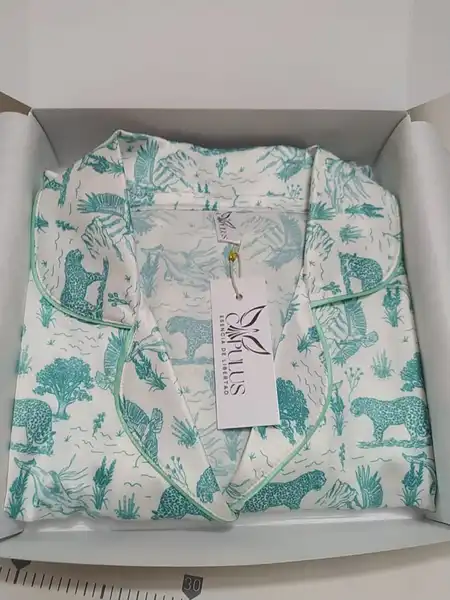 Pijama en Seda para Dama – Ref. Fauna (Fondo Blanco)