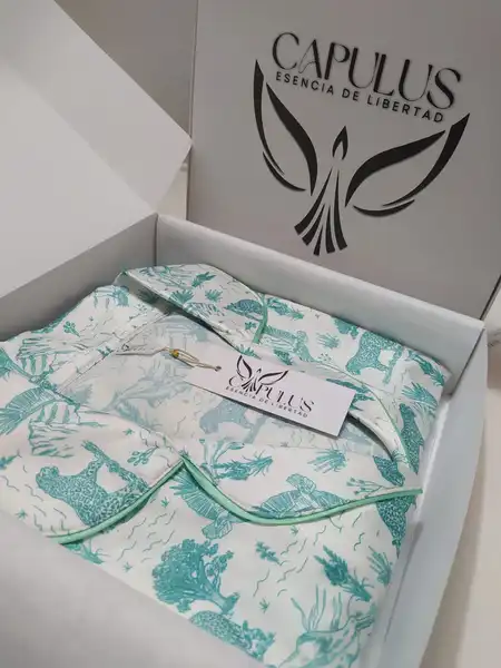 Pijama en Seda para Dama – Ref. Fauna (Fondo Blanco)
