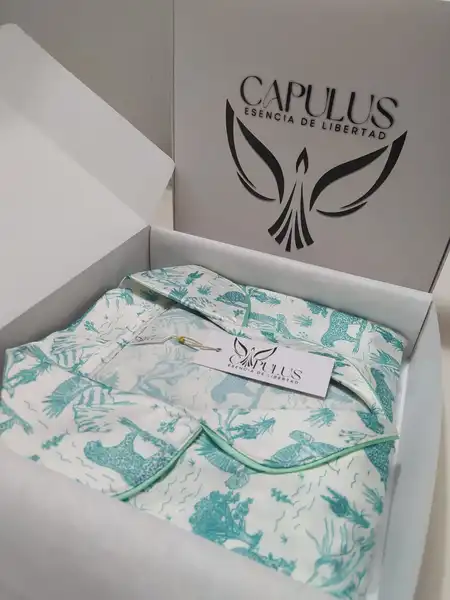 Pijama en Seda para Dama – Ref. Fauna (Fondo Blanco)