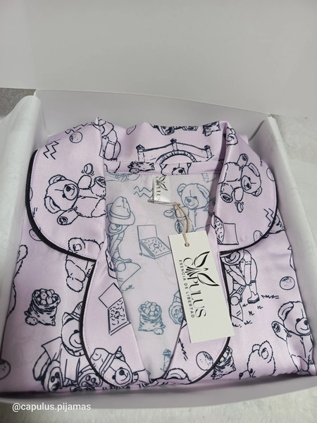 Pijama en Seda para Dama – Ref. El Osito en Boyacá (Fondo Lila)