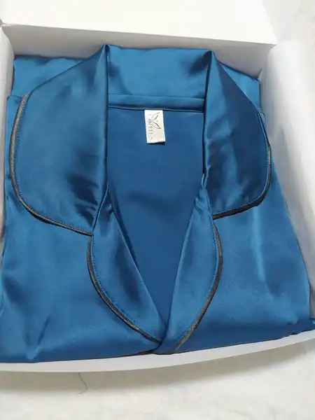 Pijama Clásica en Seda para Caballero – Ref. Azul Petróleo con Borde Negro