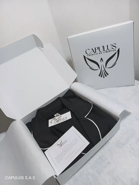 Pijama Clásica para Caballero – Ref. Unicolor Negro con Borde Blanco
