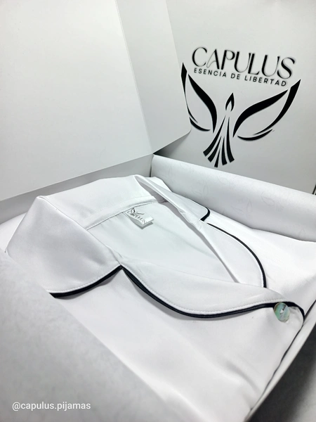 Pijama Clásica en Seda para Caballero – Ref. Unicolor blanco con borde negro