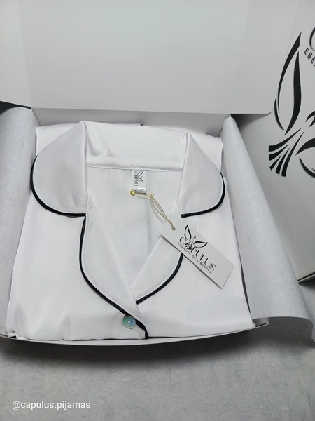 Pijama en Seda para Dama – Ref. Unicolor Blanco con Borde Negro