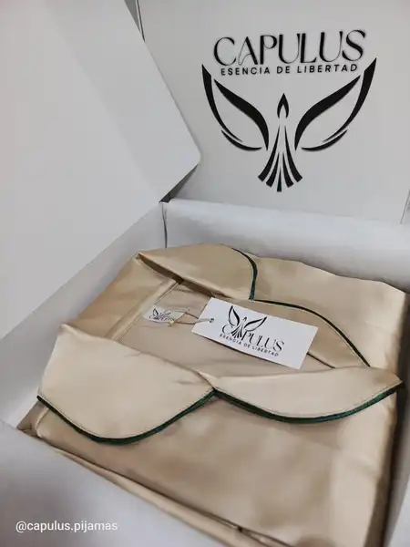 Pijamas en Seda para Dama - Ref. Unicolor Arena con borde verde