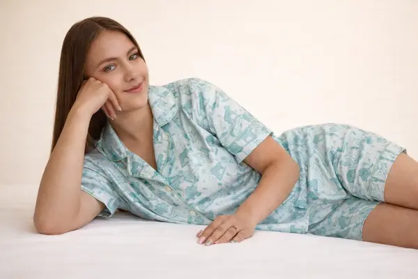 Pijama en Seda para Dama – Ref: Fauna (Fondo Verde)