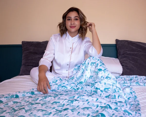 Pijama Formal en Seda para Dama – Ref. Blanco con Borde Dorado