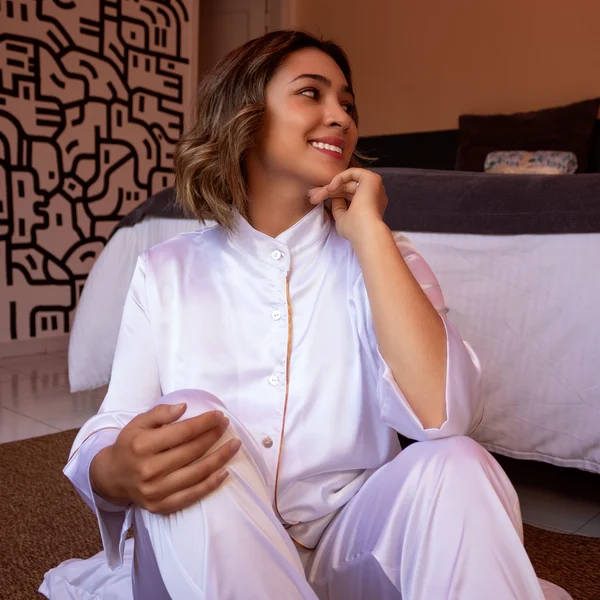 Pijama Formal en Seda para Dama – Ref. Blanco con Borde Dorado